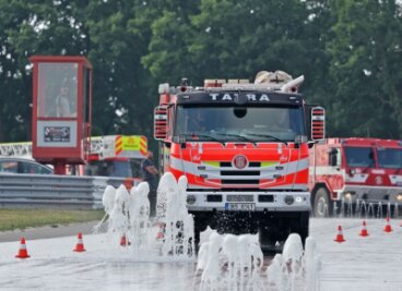 Tschechische Gäste am Sachsenring - Mit ihrem Tatra übten die Brandbekämpfer der Feuerwehr aus Chodov auf dem Sachsenring brenzlige Situationen.
