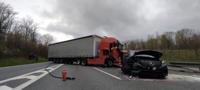 Tschechische Polizei stoppt mutmaßlichen Autodieb mit Lkw-Barriere - 