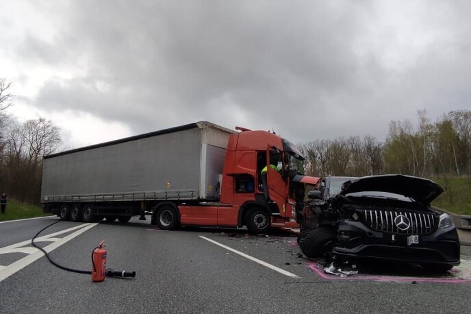 Tschechische Polizei stoppt mutmaßlichen Autodieb mit Lkw-Barriere - 
