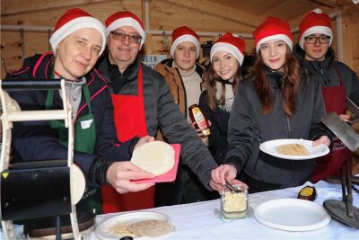 Tschechischer Oberarzt zeigt auf Weihnachtsmarkt in Erlabrunn sein Talent als Oblatenbäcker - Jozef Walla (2. v. l.) hat mit seiner Familie auf dem Erlabrunner Weihnachtsmarkt slowakische Weihnachtsoblaten gebacken. 