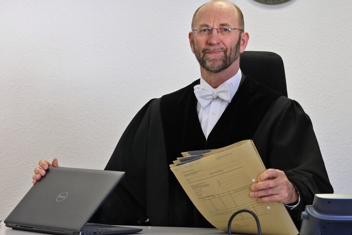 Tschüss, Papierberge: Gericht führt die elektronische Akte ein - Amtsgerichtsdirektor Günter Elfmann verhandelt schon bald mit der elektronischen Akte. 