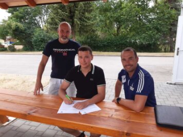 TSV Crossen setzt auf neuen Trainer - Dimitrij Lascenko (mitte)