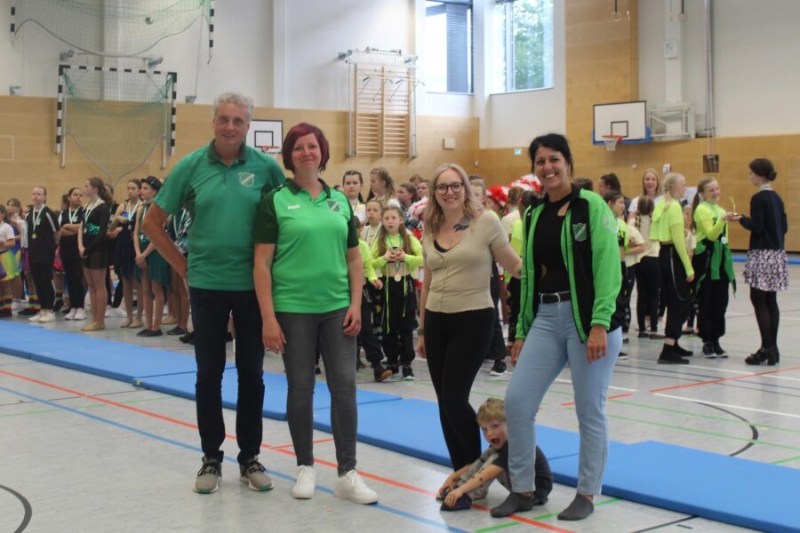 TSV Dittersbach feiert an drei Tagen den 60. Vereinsgeburtstag - Die Vorstandsmitglieder Roland Porst, Tina Porst, Saskia Pianezzer und Maria Porstendorfer (v. l. n. r.) freuen sich auf das zweite Wochenende des Vereinsgeburtstags. Am Samstag gab es bereits einen Tanzwettbewerb.