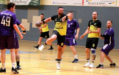 TSV-Handballer werden beim eigenen Turnier Zweiter - Partie des TSV Oelsnitz (David Schmidt beim Wurf) gegen Wismut Aue. 