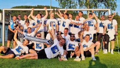 TSV-Kicker beschenken sich im Vorfeld selbst - Als Meister zum Fest: Die Kicker des TSV Falkenau bejubeln den Staffelsieg in der Mittelsachsenklasse. 