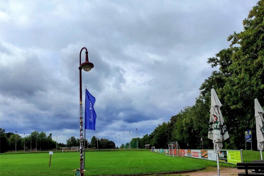 TSV Nema in Netzschkau bekommt mehr Geld - Der Sportplatz an der Siedlungsstraße umfasst neben Fußballfeld auch die Schulsportanlage, die jetzt saniert wird.