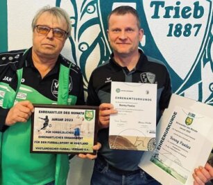 TSV Trieb: Stufe für Stufezum Erfolg - Ronny Paulus (rechts) ist der erste "Ehrenamtler des Monats" in diesem Jahr. Jens Bienert (links) vom Vogtländischen Fußball-Verband war Überbringer der Botschaft.