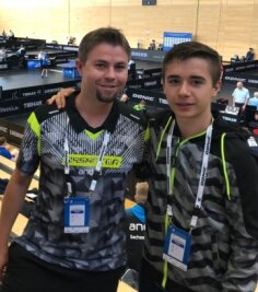 TTC-Talent begeistert mit Lokalmatador die Zuschauer - Karl Zimmermann (rechts), begleitet von TTC-Vorstand Christian Hornbogen) genoss die Atmosphäre bei der Deutschen Tischtennis-Meisterschaft in Saarbrücken. 