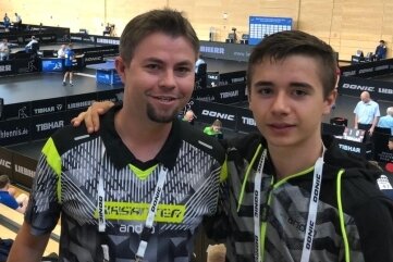Karl Zimmermann (rechts), begleitet von TTC-Vorstand Christian Hornbogen) genoss die Atmosphäre bei der Deutschen Tischtennis-Meisterschaft in Saarbrücken. 