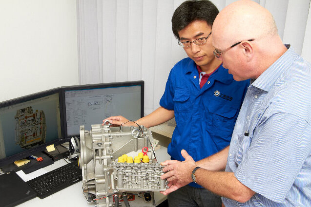 Prof. Dr. Peter Tenberge, Inhaber der Professur Maschinenelemente, bespricht mit dem Versuchsleiter des chinesischen Projektpartners Geely, Dr. Bing Han, die Konstruktion des neu entwickelten Hybridgetriebes. 
