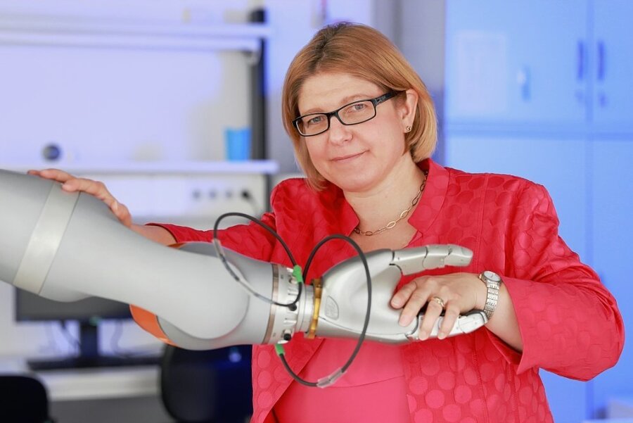 Im Sonderforschungsbereich "Hybrid Societies" der Technischen Universität Chemnitz wird die Interaktion von Menschen mit beispielsweise Robotern und selbstfahrenden Fahrzeugen grundlegend untersucht und optimiert. Prof. Dr. Ulrike Thomas leitet die Professur für Robotik und Mensch-Technik-Interaktion.