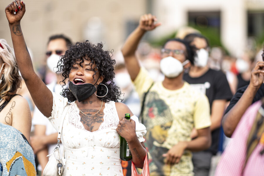 Eine Teilnehmerin einer Demonstration unter dem Motto «Black lives still matter» hebt ihre Faust.