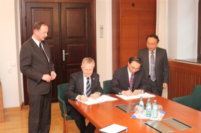 TU Freiberg unterzeichnet Abkommen mit chinesischer Uni - Rektor Prof. Bernd Meyer (l.)  und Rektor Prof. Ge Shirong bei der Vertragsunterzeichnung heute Vormittag in Freiberg.