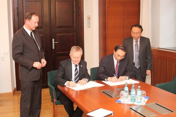 TU Freiberg unterzeichnet Abkommen mit chinesischer Uni - Rektor Prof. Bernd Meyer (l.)  und Rektor Prof. Ge Shirong bei der Vertragsunterzeichnung heute Vormittag in Freiberg.
