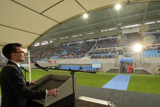 TU zählt rund 2000 neue Studenten - Der neue Rektor der TU Chemnitz hielt am Donnerstag bei der Immatrikulationsfeier im neuen Chemnitzer Stadion vor rund 2000 Studenten eine Rede. Unter ihnen waren viele Frauen und Männer aus dem Ausland.