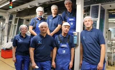 Tubenhersteller im Vogtland will in fünf Jahren Westlöhne zahlen - Sie gehören zu den 270 Mitarbeitern bei Linhardt in Pausa. Viele von ihnen sind schon jahrelang im Betrieb. Das Unternehmen will weiter wachsen, sucht händeringend Nachwuchs.