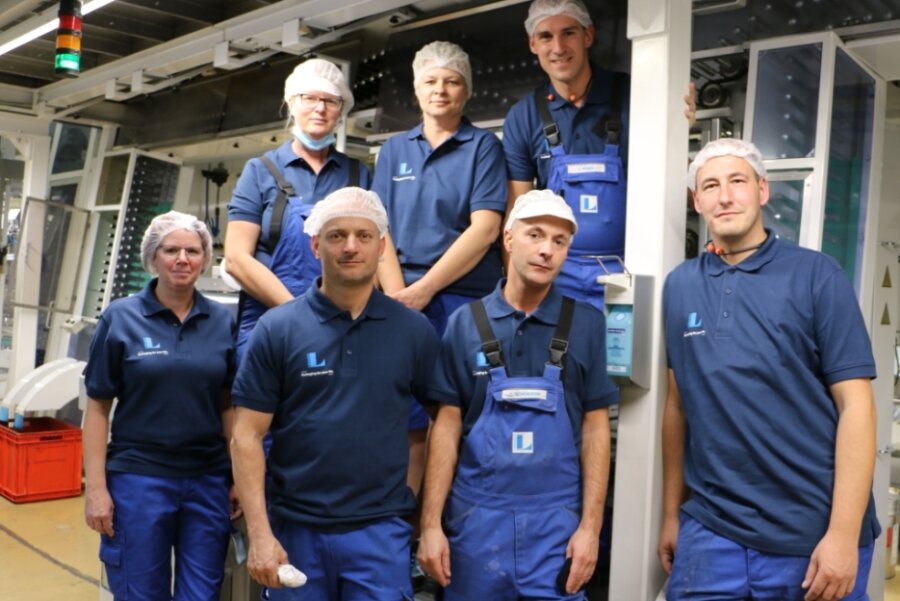 Tubenhersteller im Vogtland will in fünf Jahren Westlöhne zahlen - Sie gehören zu den 270 Mitarbeitern bei Linhardt in Pausa. Viele von ihnen sind schon jahrelang im Betrieb. Das Unternehmen will weiter wachsen, sucht händeringend Nachwuchs.