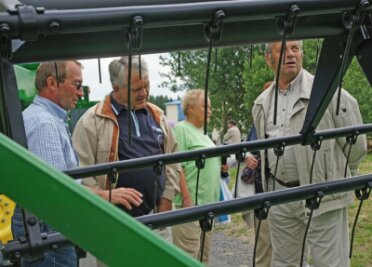 Tuckernde Lanz Bulldogs ziehen in den Bann - 
              <p class="artikelinhalt">Viele Gäste interessierten sich für die moderne Landwirtschaftstechnik zum Tag des offenen Hofes in Leubsdorf. </p>
            