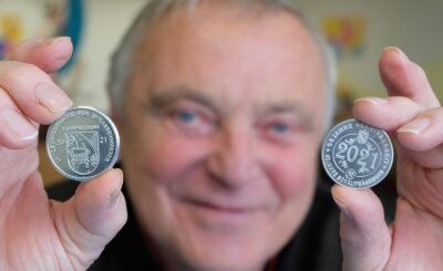 Tücken beim Münzkauf: Numismatischer Verein Stollberg will aufklären - Vereinschef Lothar Pfüller zeigt die Jubiläumsmedaille des Numismatischen Vereins, die anlässlich 55 Jahre Vereinsarbeit geprägt wurde. 