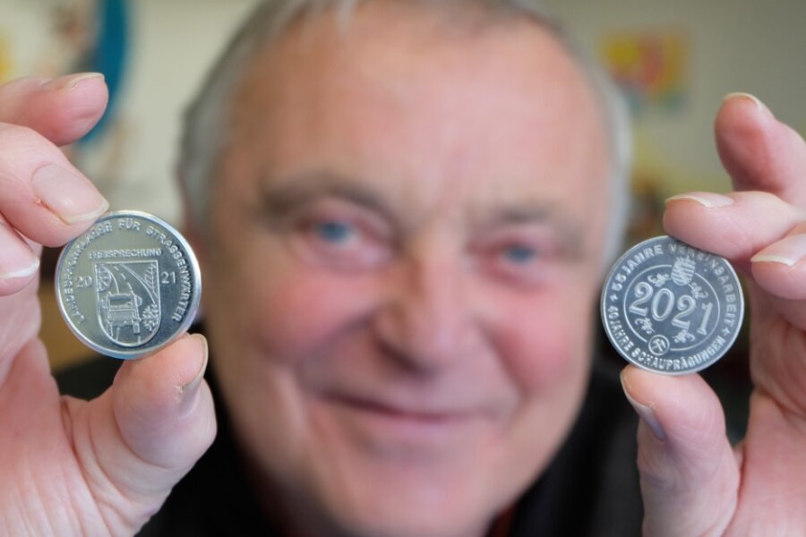 Vereinschef Lothar Pfüller zeigt die Jubiläumsmedaille des Numismatischen Vereins, die anlässlich 55 Jahre Vereinsarbeit geprägt wurde. 