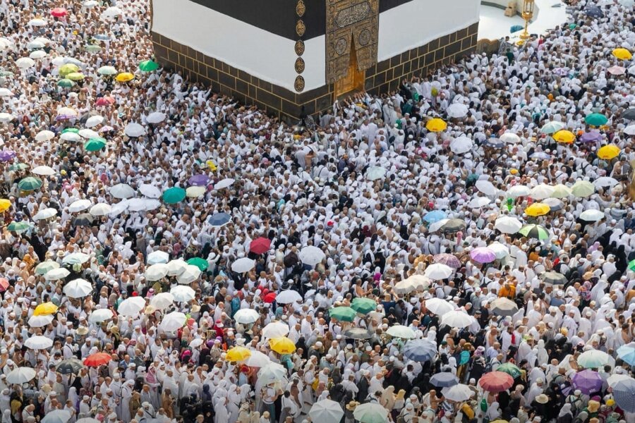 Tunesien feuert Minister nach Mekka-Pilgertragödie - Muslimische Pilger umrunden die Kaaba, das heiligste Heiligtum des Islam, in der Großen Moschee während der Hadsch.