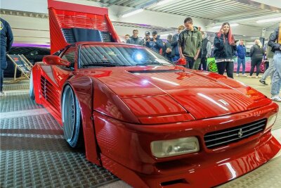Tuning-Treffen der Superlative: Schönecks Innenstadt zeitweise verstopft - Eine absolute Rarität: In den 1990er Jahren war der Ferrari 512 TR der Sportwagen schlechthin. 