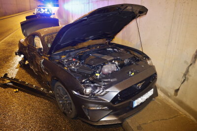 Tunnelcrash: Mustang kollidiert mit Dodge - 