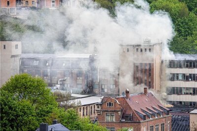 Turbulenter Tag für die Plauener Feuerwehr - In einer Lagerhalle des ehemaligen Werks Plauener Gardine war unterm Dach ein Feuer ausgebrochen.
