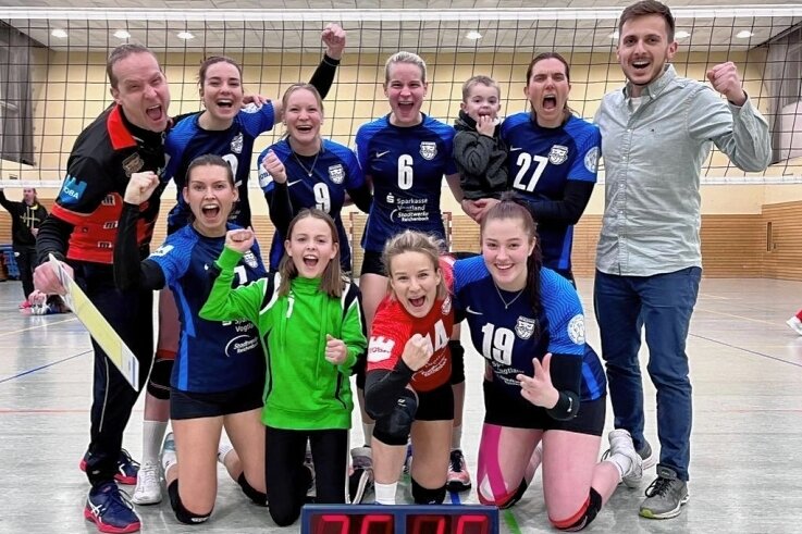 Turbulentes Jahr endet erfolgreich - So sehen Sieger aus: Die Sachsenliga-Volleyballerinnen haben im letzten Punktspiel des Jahres gezeigt, was in ihnen steckt. 