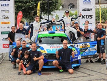 Turbulentes Rallye-Wochenende endet mit erneutem Podestplatz - Julius Tannert (rechts) und Beifahrer Frank Christian (links) freuten sich in St. Wendel mit dem gesamten Team über Platz 2. 