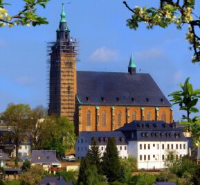 Turm der Wolfgangskirche in Schneeberg