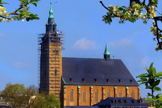 Turm der Wolfgangskirche in Schneeberg