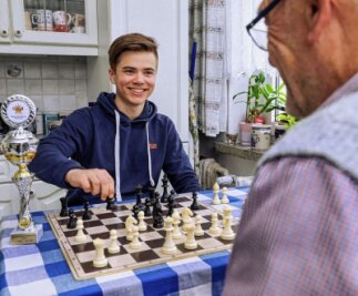 Turm geschlagen - Titel erobert - Der 17-jährige Jakob Matthäi hat nach seinem Erfolg bei der Sachsenmeisterschaft der U 18 auch im anschließenden Training mit dem 77-jährigen Ulrich Wünsch gut lachen. 