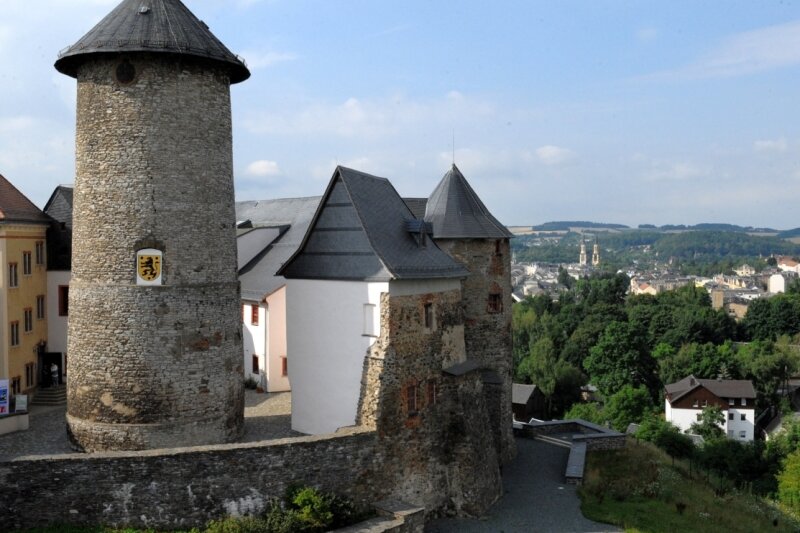 Turm von Schloss Voigtsberg soll Aussichtsturm werden - Der Bergfried ist weithin zu sehen - und von oben hat man einen tollen Ausblick. Deshalb soll er jetzt als Aussichtsturm fit gemacht werden. 