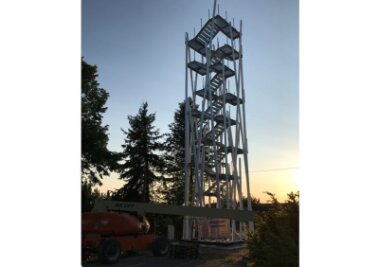 Turmbau in Remtengrün geht schneller voran als geplant - Schneller als gedacht geht es voran für den neuen Aussichtsturm in Remtengrün bei Adorf: Das Grundgerüst steht schon. 