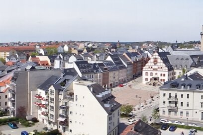 Turmbläser genießt Blick von St. Johannis auf Plauens City - Mit einer, wie Kirchenmusiker Heiko Brosig sagt, "altmodischen, aber recht guten Kamera" fotografierte er diese Ansicht von der Außenplattform mit Elsteraue und Topfmarkt. 