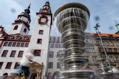 Turmblasen: Chemnitzer Posaunenchöre bieten jeden Samstag ein Konzert - Vom Rathausturm erklingen samstags Posaunen. Der beste Platz zum Lauschen ist vor dem Glockenspiel.