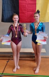 Turnerinnen holen mit Sachsen Gold - Charlott Wunderlich (l.) und Laney Meichsner (r.) mit dem Siegerpokal. 