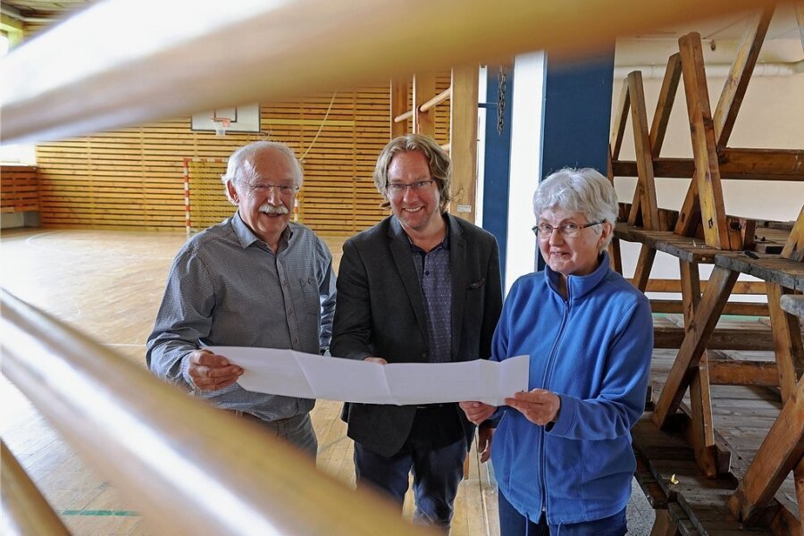 Holger Quellmalz (Mitte) hat sich am Dienstag mit den Planern Gerd-Jürgen Ulrich und Elisabeth Scholz in der Turnhalle getroffen. 