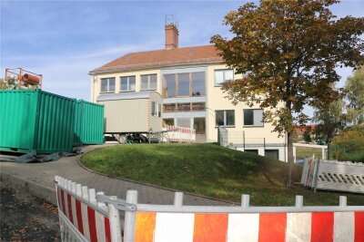 Turnhalle Weischlitz ist zur Großbaustelle geworden - Die Zufahrt zur Weischlitzer Vereinssport- und Veranstaltungshalle ist gegenwärtig wegen Bauarbeiten gesperrt.