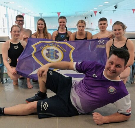 Turniere werfen Schatten voraus - Ciara Wassermann, Konstantin Ullmann, Zoe Hüllenhagen, Martha Petrick, Adele Polusik, Ian Heydel und Julie Fritzsch (v. l.) gehören zu den Leistungsträgern der Auer Schwimmer um Trainer Philipp Epperlein.