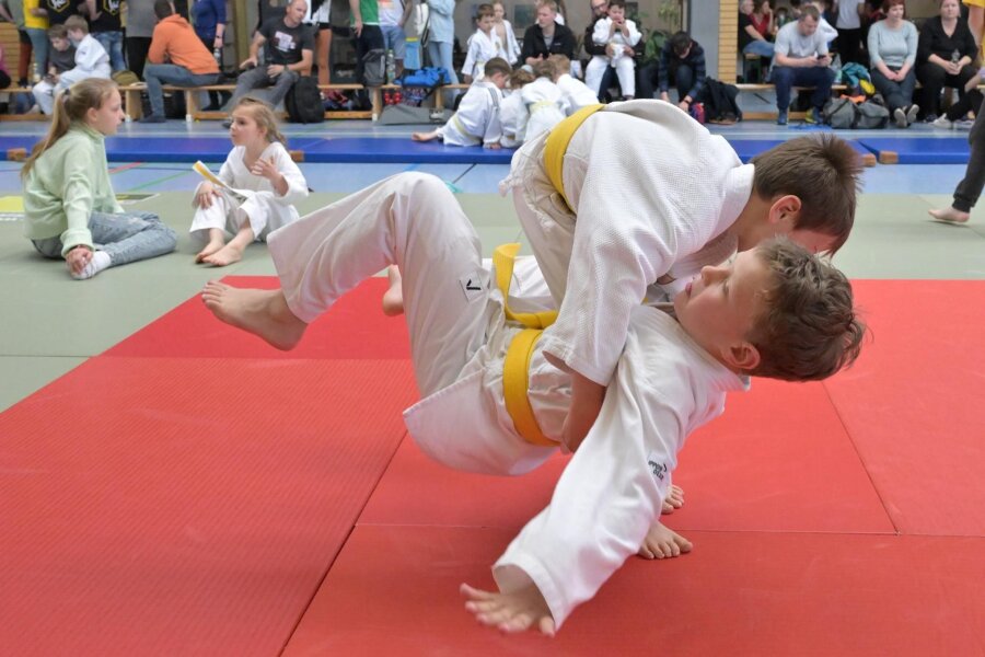 Turnierpremiere für Judo-Flöhe und warum weniger Starter mehr Sinn machen - Sebastian Lippold legt in dieser Szene Vereinskollege Emilian Selk auf die Matte. Die beiden holten Silber und Gold für den JCAS.