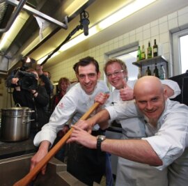 TV-Köche rühren in Glauchau um - 
              <p class="artikelinhalt">Martin Braudexel, Mario Kotaska und Ralf Zacherl (von links) legen in der Küche des "Wettiner Hofes" Hand an.Uwe Meyer</p>
            