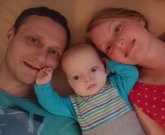 Typisierungsaktion in Sayda: Bereits 30 Spender für Baby Karl - Thomas und Vanessa Müller mit ihrem Baby Karl. Der Kleine leidet an der Marmorknochenkrankheit.