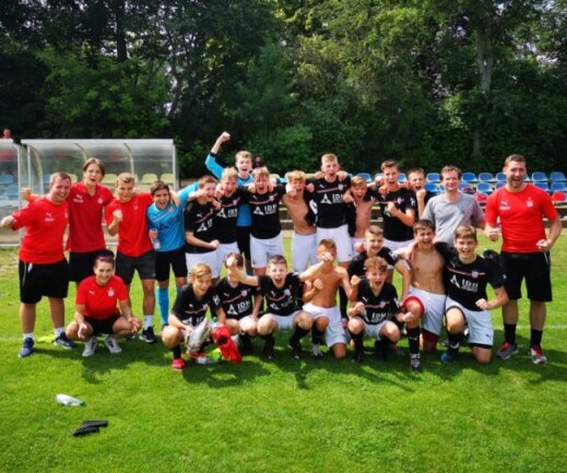 U 15 bejubelt Regionalliga-Aufstieg - Nachdem die Landesligasaison coronabedingt abgebrochen wurde, trat dieU 15 des FSV Zwickau am Samstag beim Aufstiegsturnier in Leipzig an. Ein Unentschieden und ein Sieg ließen die Mannschaft am Ende jubeln. 