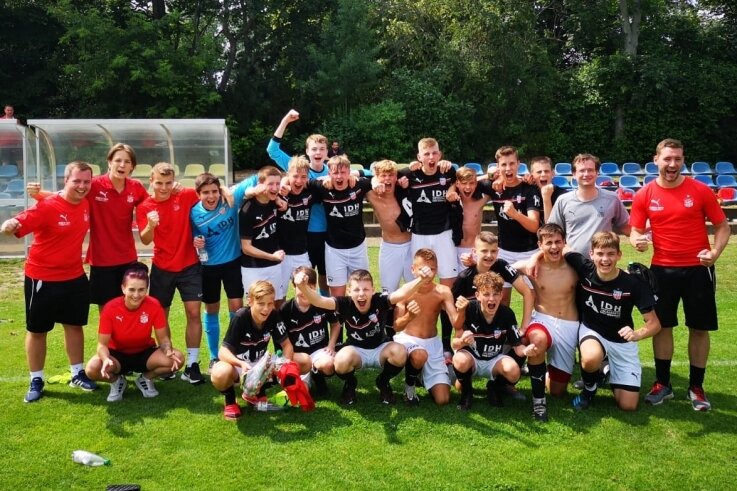 U 15 bejubelt Regionalliga-Aufstieg - Nachdem die Landesligasaison coronabedingt abgebrochen wurde, trat dieU 15 des FSV Zwickau am Samstag beim Aufstiegsturnier in Leipzig an. Ein Unentschieden und ein Sieg ließen die Mannschaft am Ende jubeln. 