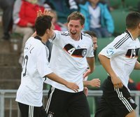 U21-Erfolg über Finnland dank Höwedes und Dejagah - Mesut Özil (l.) beglückwünscht den Torschützen Benedikt Höwedes