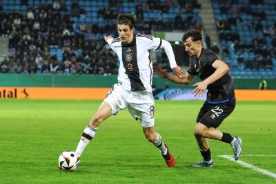 U21 gegen den Kosovo: Vor 6899 Zuschauern reißt in Chemnitz Deutschlands Siegesserie - Merlin Röhl und seine U21-Auswahl kamen gegen den Kosovo in einem zähen Auftritt an der Gellertstraße nicht über ein 0:0 hinaus.