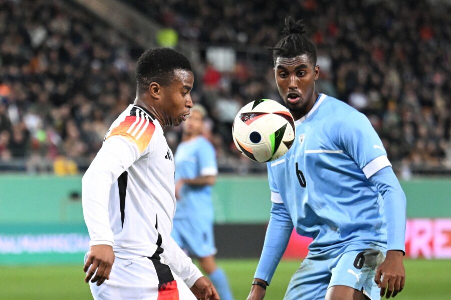 U21 nach 2:0 gegen Israel zurück an der Tabellenspitze - Deutschlands Youssoufa Moukoko (l) und Israels Ayanaw Ferede kämpfen um den Ball.