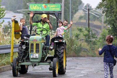„Udos Kinderexpress“ peilt im Meeraner Jubiläumsjahr die 20.000 Euro an - Udo Friedrich aus Meerane ist seit zehn Jahren mit seinem Traktor für den guten Zweck unterwegs.